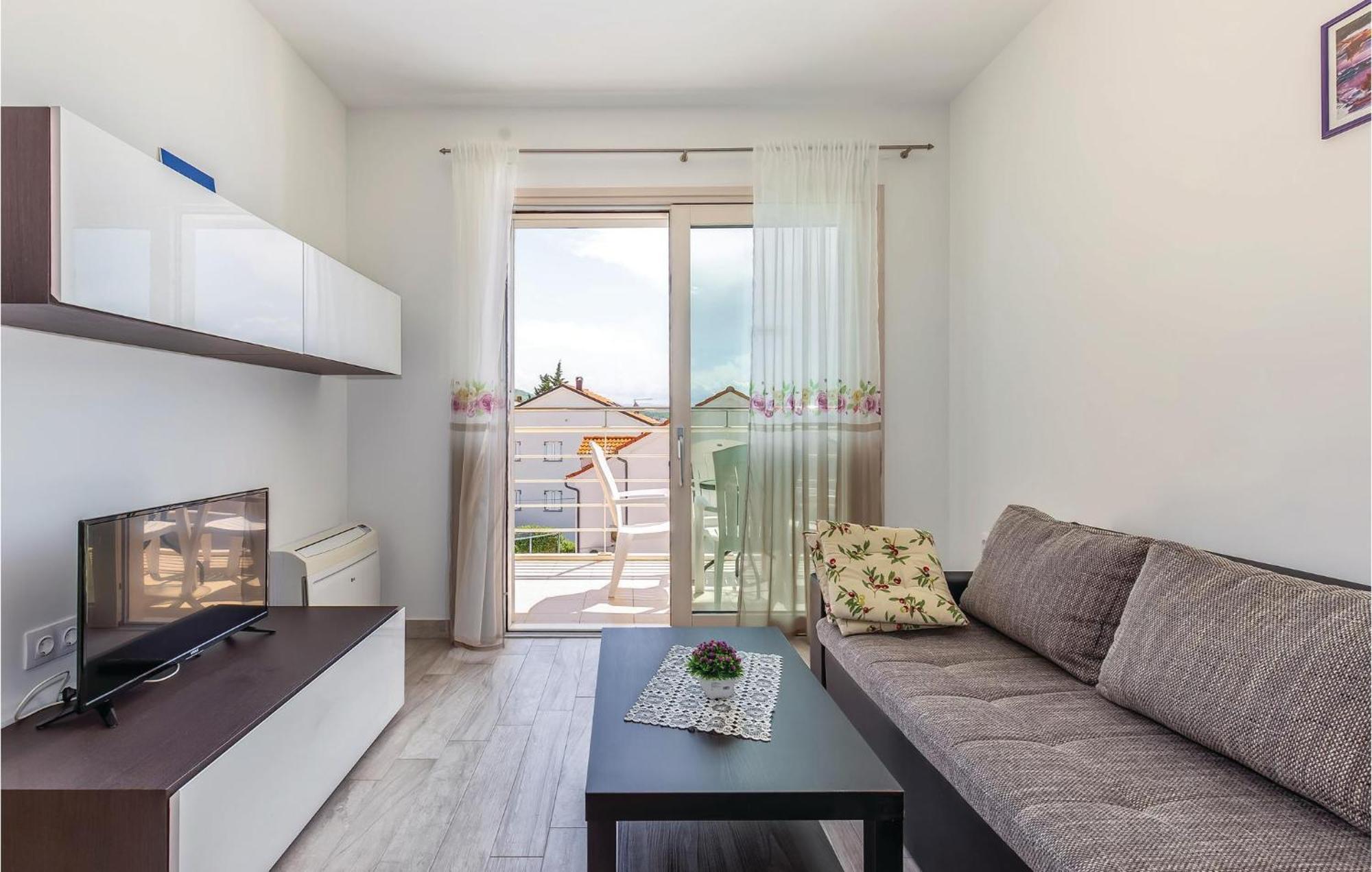 1 Bedroom Nice Apartment In Crikvenica Luaran gambar