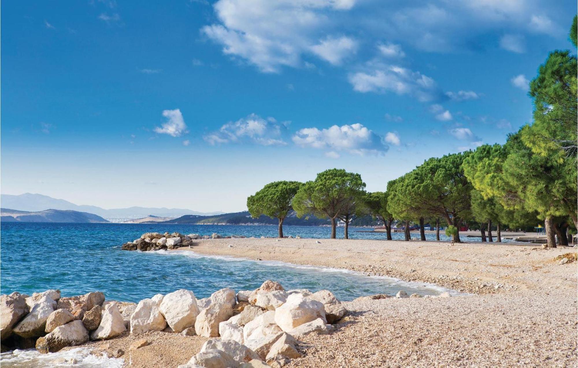 1 Bedroom Nice Apartment In Crikvenica Luaran gambar